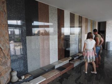 Placari cu granit in showroom-ul de prezentare al firmei