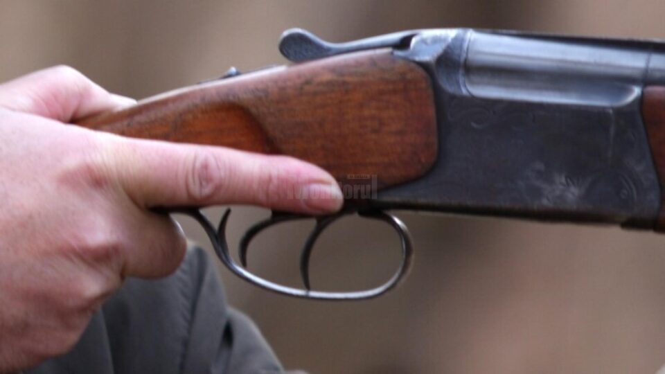 Tânăr amenințat cu arma după ce a fost bătut la bar