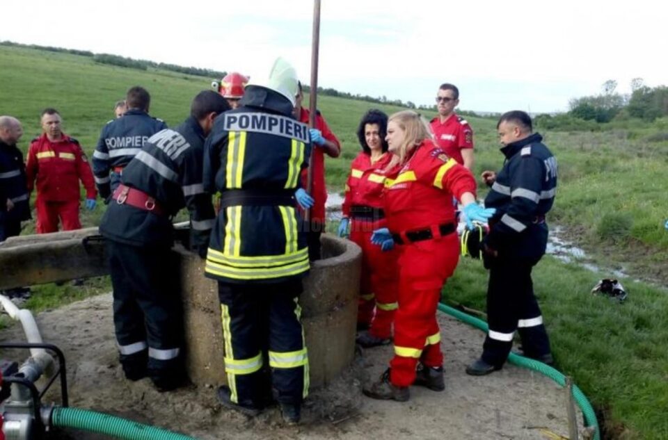 Pompierii si echipajul SMURD nu l-au mai putut ajuta pe bărbatul căzut în fântână