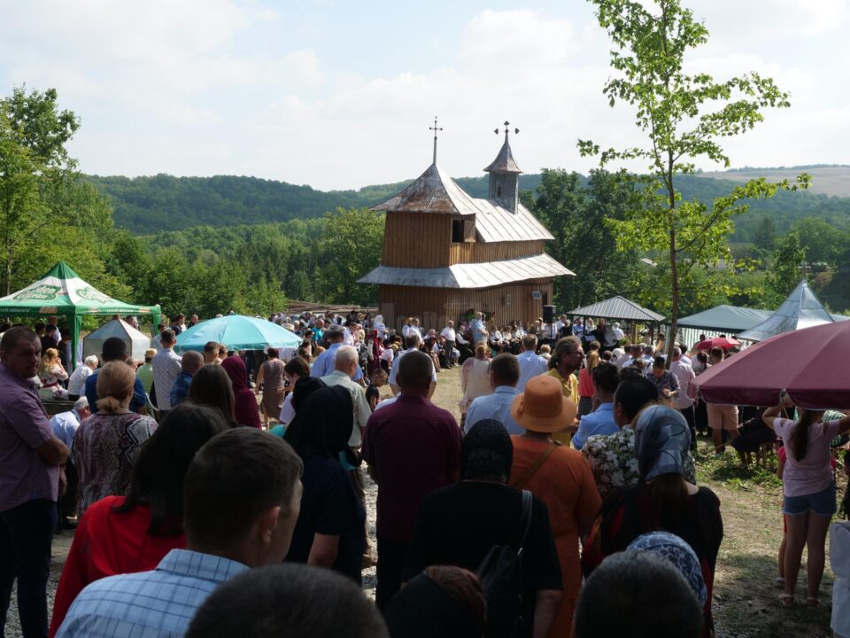 Străvechea bisericuță Mănăstioara, înconjurată de credincioșii veniți la marea sărbătoare ”Schimbarea la Față”