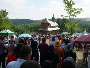 Străvechea bisericuță Mănăstioara, înconjurată de credincioșii veniți la marea sărbătoare ”Schimbarea la Față”