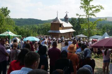 Străvechea bisericuță Mănăstioara, înconjurată de credincioșii veniți la marea sărbătoare ”Schimbarea la Față”