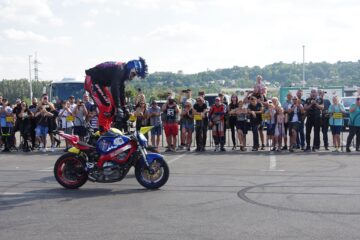 Cascadorii pe două roți oferite de doi motocicliști din Ungaria