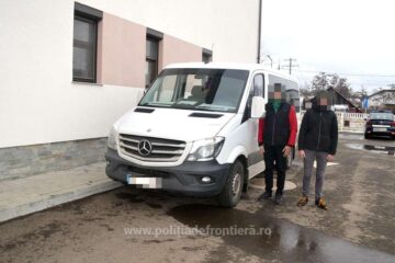 Bărbații care transportau butelii refrigerant