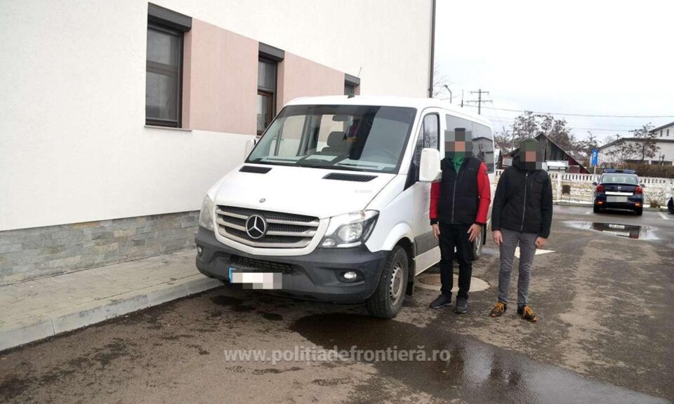 Bărbații care transportau butelii refrigerant