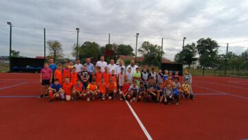 Fotografie de grup a copiilor, profesorilor cu oamenii din conducerea Primăriei Todirești și cu invitații