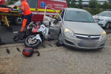 Motociclist dus la spital după ce s-a ciocnit cu un autoturism