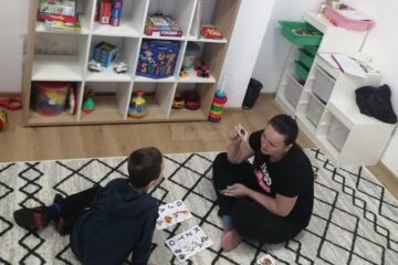 Asociația pentru Intervenție în Autism Suceava este înființată de către specialiști și antreprenori locali care doresc să vină în sprijinul comunității