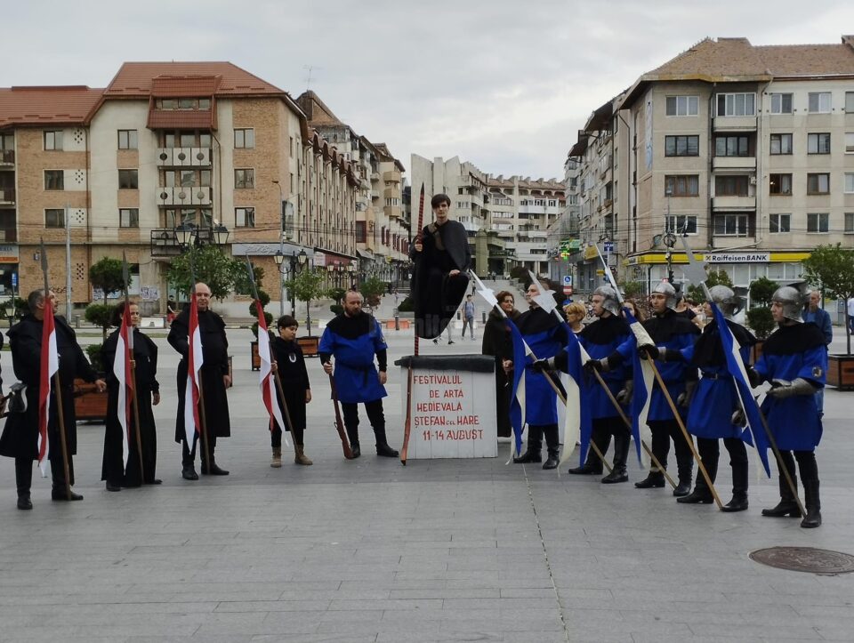 Statui vii ori levitante si personaje medievale pe strazile Sucevei