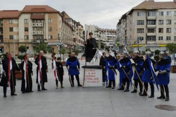 Statui vii ori levitante si personaje medievale pe strazile Sucevei