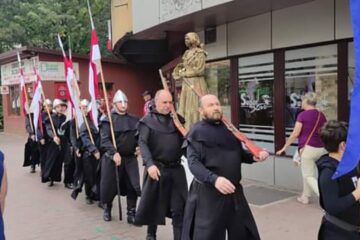 Începând de ieri, evenimentul este promovat și cu ajutorul statuilor vivante și al cavalerilor din Garda Cetății Deva