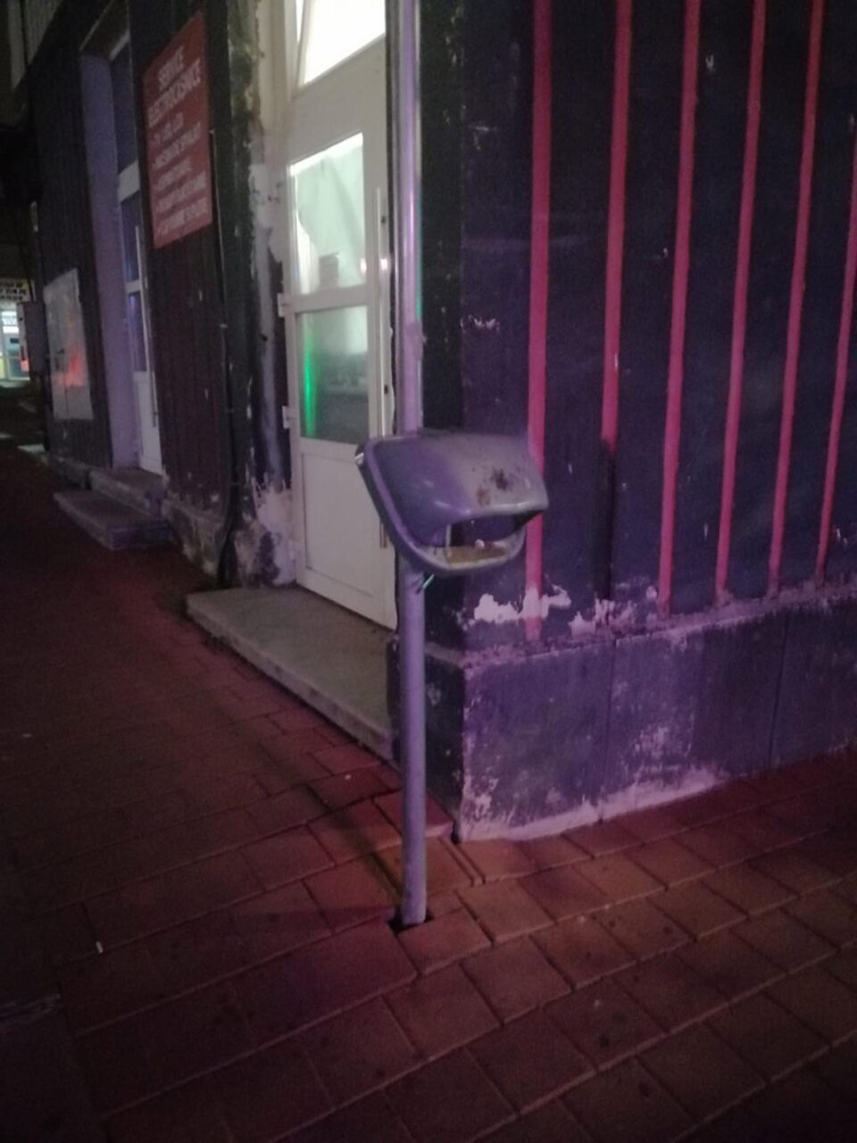 Coș de gunoi din zona centrală a orașului, distrus