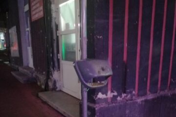 Coș de gunoi din zona centrală a orașului, distrus