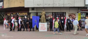 Statui vii, levitante, personaje pe catalige, toboșari și „Garda Cetății” promovează Festivalul de Artă Medievală de la Suceava