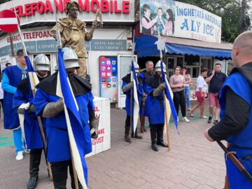 Statui vii, levitante, personaje pe catalige, toboșari și „Garda Cetății” promovează Festivalul de Artă Medievală de la Suceava