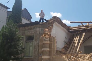 Prof Ion Ilișescu s-a urcat pe casa Morțun pentru a solicita oprirea demolării acesteia