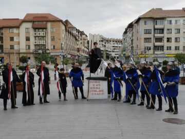 Statui vii, levitante, personaje pe catalige, toboșari și „Garda Cetății” promovează Festivalul de Artă Medievală de la Suceava