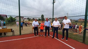 Panglica la noul teren de sport a fost tăiată marți dimineață