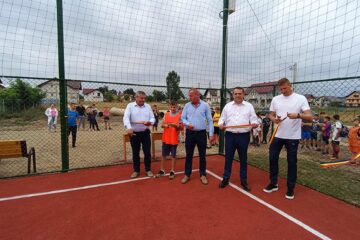 Panglica la noul teren de sport a fost tăiată marți dimineață