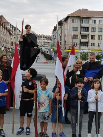 Statui vii, levitante, personaje pe catalige, toboșari și „Garda Cetății” promovează Festivalul de Artă Medievală de la Suceava