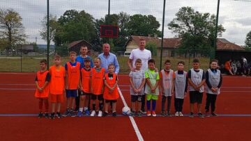 Fotografie cu Dorin Goian și Neculai Grosu și primele două echipe care au jucat pe terenul de la Costâna