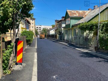 Stradă din zona centrală a Sucevei, reabilitată cu covor asfaltic și cu trotuare refăcute