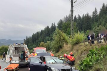 Bărbat mort după ce BMW-ul pe care îl conducea a fost aruncat în șanț de vagonul unui tir