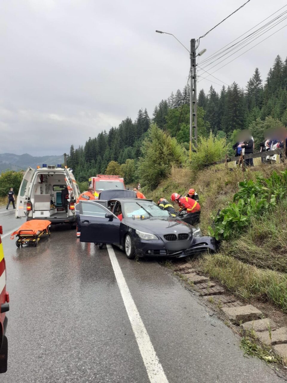 Bărbat mort după ce BMW-ul pe care îl conducea a fost aruncat în șanț de vagonul unui tir Bărbat mort după ce BMW-ul pe care îl conducea a fost aruncat în șanț de vagonul unui tir
