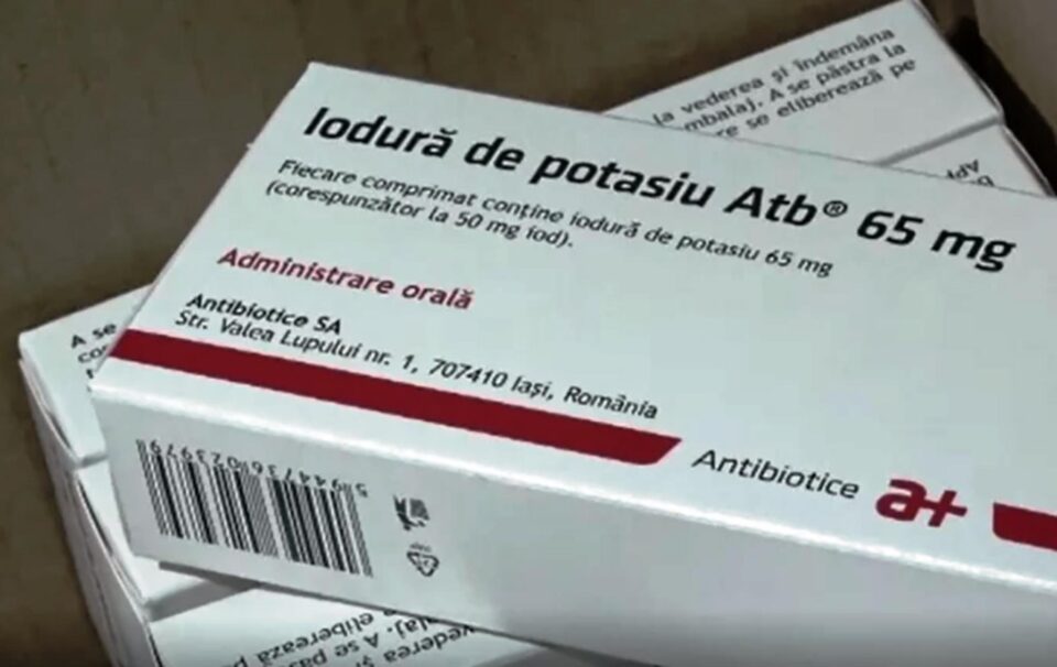 Isteria pastilelor de iodură de potasiu. Pacienții au înroșit telefoanele medicilor de familie. Foto criticarad.ro Isteria pastilelor de iodură de potasiu. Pacienții au înroșit telefoanele medicilor de familie. Foto criticarad.ro