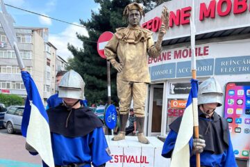 Statui vii ori levitante și personaje medievale pe străzile Sucevei