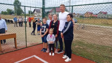 Dorin Goian a fost solicitat la fotografii de către oamenii din Costâna