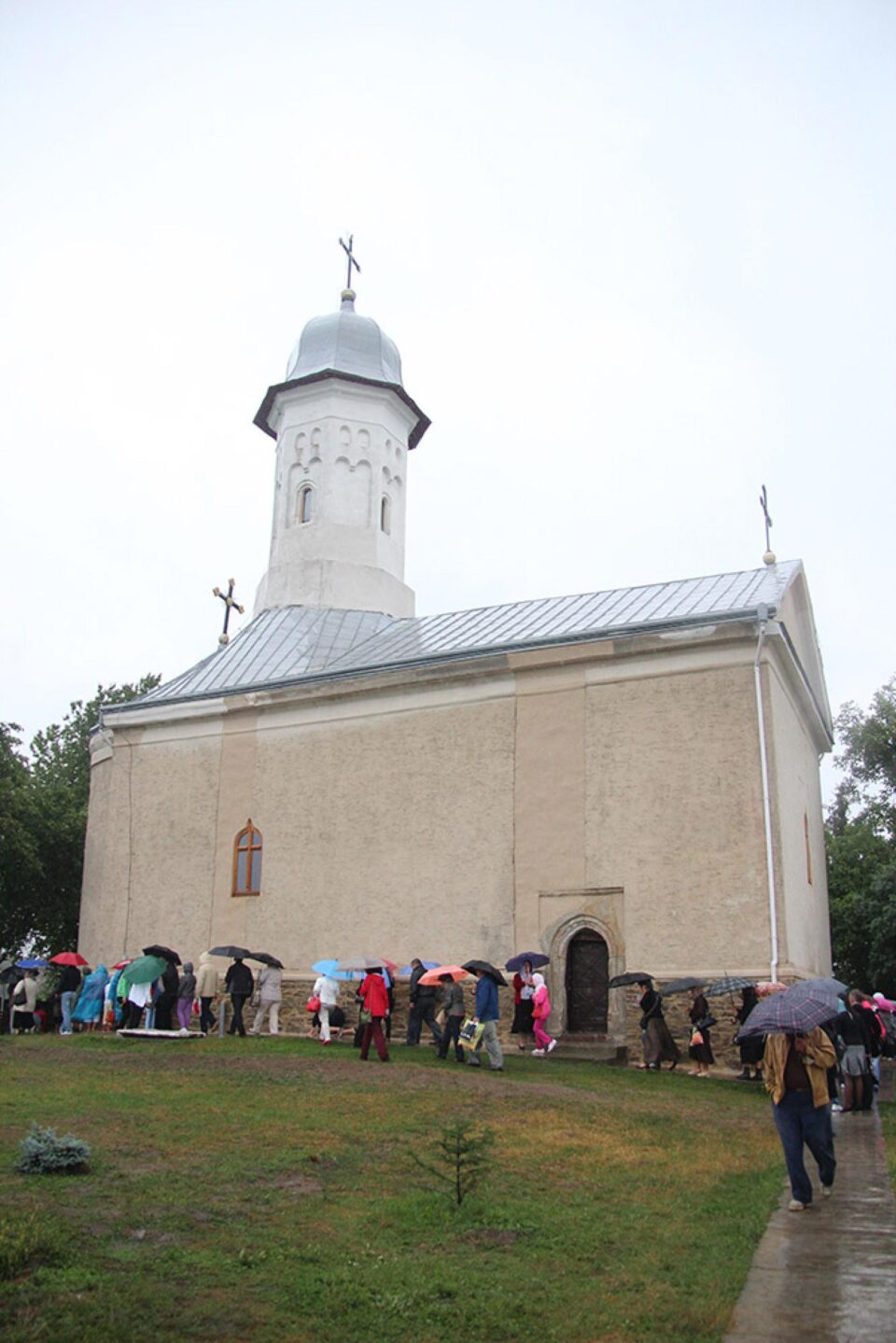 Preasfințitul Episcop Datev Hagopian, prezent la programul liturgic oficiat cu prilejul Hramului Bisericii închinate Adormirii Maicii Domnului