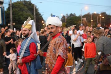 O mare paradă cu domnițe, războinici cu arme zăngănind și torțe a dat startul Festivalului de Artă Medievală de la Suceava