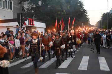 O mare paradă cu domnițe, războinici cu arme zăngănind și torțe a dat startul Festivalului de Artă Medievală de la Suceava
