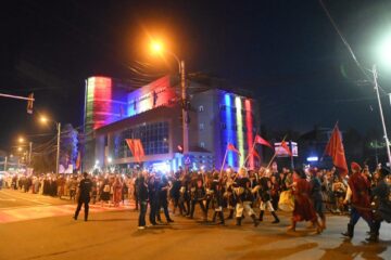 O mare paradă cu domnițe, războinici cu arme zăngănind și torțe a dat startul Festivalului de Artă Medievală de la Suceava