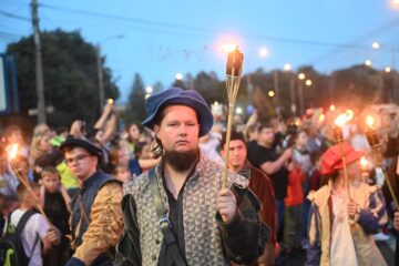 O mare paradă cu domnițe, războinici cu arme zăngănind și torțe a dat startul Festivalului de Artă Medievală de la Suceava