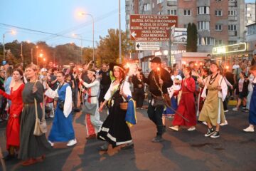 O mare paradă cu domnițe, războinici cu arme zăngănind și torțe a dat startul Festivalului de Artă Medievală de la Suceava