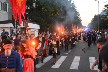 O mare paradă cu domnițe, războinici cu arme zăngănind și torțe a dat startul Festivalului de Artă Medievală de la Suceava
