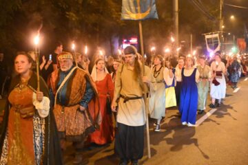 O mare paradă cu domnițe, războinici cu arme zăngănind și torțe a dat startul Festivalului de Artă Medievală de la Suceava