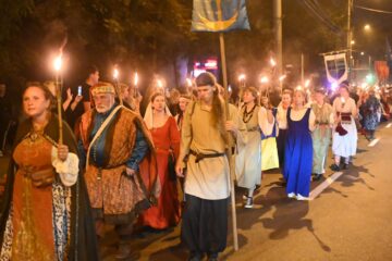 O mare paradă cu domnițe, războinici cu arme zăngănind și torțe a dat startul Festivalului de Artă Medievală de la Suceava