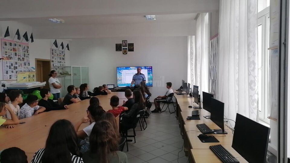 Polițiștii au ”descins” la școala de vară pentru copiii de etnie ucraineană