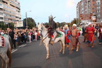 O mare paradă cu domnițe, războinici cu arme zăngănind și torțe a dat startul Festivalului de Artă Medievală de la Suceava