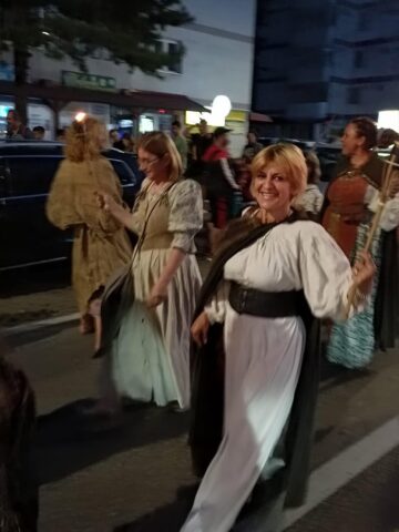 O mare paradă cu domnițe, războinici cu arme zăngănind și torțe a dat startul Festivalului de Artă Medievală de la Suceava