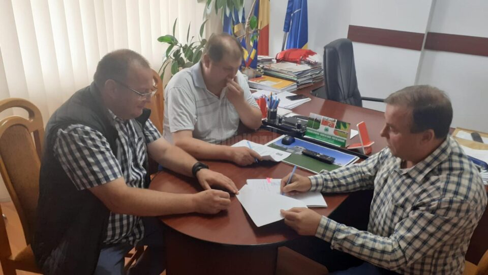 Primarul Tomiță Onisii a semnat contractul pentru prima componenta a celui mai mare proiect implementat în Liteni Primarul Tomiță Onisii a semnat contractul pentru prima componenta a celui mai mare proiect implementat în Liteni