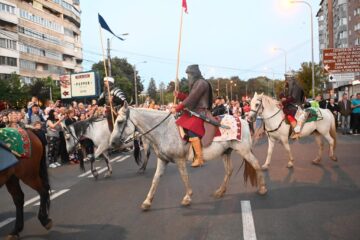O mare paradă cu domnițe, războinici cu arme zăngănind și torțe a dat startul Festivalului de Artă Medievală de la Suceava