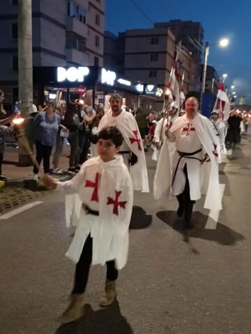 O mare paradă cu domnițe, războinici cu arme zăngănind și torțe a dat startul Festivalului de Artă Medievală de la Suceava