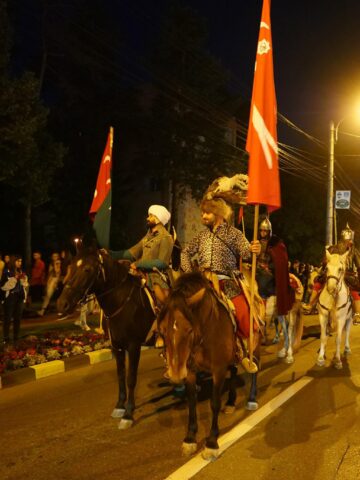 O mare paradă cu domnițe, războinici cu arme zăngănind și torțe a dat startul Festivalului de Artă Medievală de la Suceava