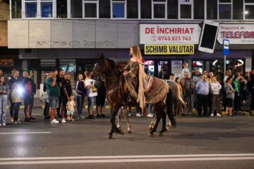 O mare paradă cu domnițe, războinici cu arme zăngănind și torțe a dat startul Festivalului de Artă Medievală de la Suceava