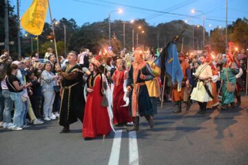 O mare paradă cu domnițe, războinici cu arme zăngănind și torțe a dat startul Festivalului de Artă Medievală de la Suceava