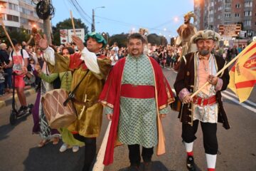 O mare paradă cu domnițe, războinici cu arme zăngănind și torțe a dat startul Festivalului de Artă Medievală de la Suceava